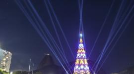 Árbol de navidad flotante en la Bahía de Guanabara, con 80 metros de altura y más de 2,3 millones de luces LED.