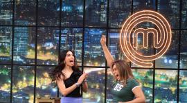 Josh Paredes celebra ser la ganadora del primer Pin del Chef de la tercera temporada de MasterChef Celebrity Ecuador.