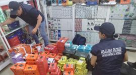 Inspectores del SRI realizaron un operativo en Guayaquil para decomisar dispositivos ilegales.