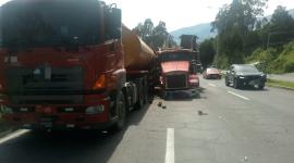 Un tanquero chocó con una plataforma en av. Simón Bolívar