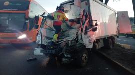 Un camión impactó contra un árbol en sentido norte-sur, en el sector de La Argelia.