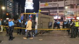 El cajón de una chiva se fue al piso con los ocupantes a bordo.