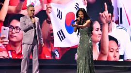Robbie Williams y Nicole Scherzinger durante su performance en el sorteo del Mundial 2026.