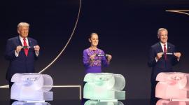 El presidente de Estados Unidos, Donald Trump (i), la presidenta de México, Claudia Sheinbaum (c), y el primer ministro de Canadá, Mark Carney, sostienen papeles con los nombres se sus países durante el sorteo del Mundial de Fútbol FIFA 2026 este viernes, en el Kennedy Center de Washington (Estados Unidos).