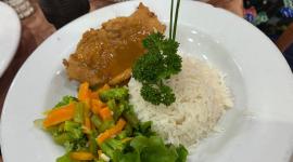 En la heladería San Agustín en Quito preparan una salsa de canelazo para acompañar los platos de sal.