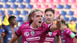 Claudio Spinelli celebra su gol ante Libertad en el estadio del cuadro rayado