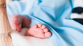 Una bebé de seis meses murió tras una serie de golpes de su padre.