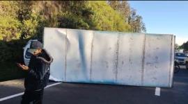 Un camión se volcó en la avenida Simón Bolívar la mañana de este lunes 8 de diciembre del 2025.