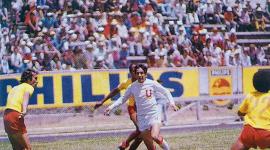 Polo Carrera, en una acción de juego con Liga Deportiva Universitaria, ante Aucas en 1985