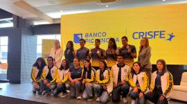 Los deportistas del team Banco Pichincha- CRISFE durante el acto de homenaje realizado el 9 de diciembre del 2025, en Multicines, en el centro norte de Quito.