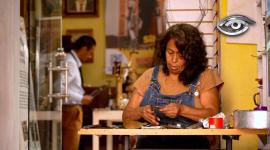 Martha mantiene vivo un oficio que marcó la infancia de muchas generaciones capitalinas. Sus manos transforman el metal. Hoy, entre recuerdos y latas, es la última guardiana de esta tradición en la Ronda.