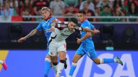 Giorgian de Arrascaeta disputa el esférico con Gonzalo Piovi (izquierda) y Carlos Rodríguez (19), jugadores del Cruz Azul, durante el partido jugado el 10 de diciembre del 2025.