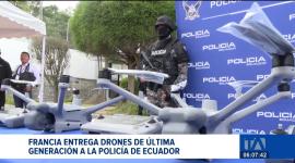 El gobierno de Francia entregó drones de última generación a la Policía Nacional de Ecuador. Estos dispositivos permiten rastrear rutas del narcotráfico y vigilar zonas críticas, un apoyo clave en medio de la creciente ola de violencia que enfrenta el país.

Un reportaje de Ismenia Solórzano