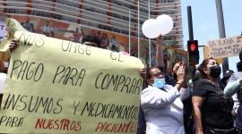 Personal del Hospital León Becerra y personal de prestadores externos de servicio de salud, realizaron un plantón en los exteriores de la caja del seguro, en el centro de Guayaquil,
