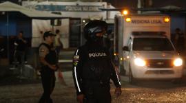 Personal de criminalística realiza el levantamiento del cadáver de una persona asesinada al estilo sicariato en Ecuador