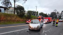 Un vehículo afectado en el siniestro de tránsito la tarde de este sábado.