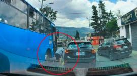 Siniestro en Quito casi termina en tragedia para un peatón
