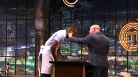 Frickson Erazo gana un cachetito del chef Jorge Rausch.