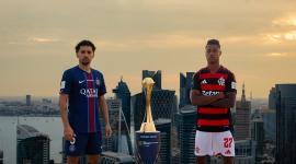 Marquinhos y Bruno Henrique, de PSG y Flamengo, posan junto a la Copa Intercontinental. Los dos equipos buscan ganar la copa.