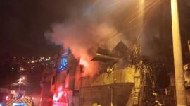 El fuego consumió una bodega ubicada en el segundo piso de una vivienda.