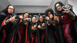 Desde hace casi 30 años, esta banda ecuatoriana reinventa clásicos con una mezcla afinada de balada, pop y rock que se ha convertido en su sello. Pero lo suyo va más allá del sonido: sus conciertos destacan por vestuarios audaces, escenografías memorables y una energía que ha cruzado fronteras.