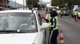 Los agentes de tránsito controlan la restricción vehicular en Quito.