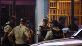 Agentes policiales custodian la escena del crimen del futbolista Mario Pineida, ocurrida el miércoles 17 de diciembre en Guayaquil.