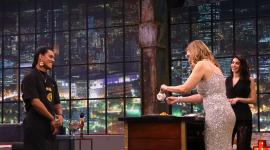 Naykim Tzamarenda presenta su plato a la chef Irene Gonzalez en el reto de eliminación.