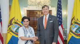 El presidente del directorio de la MCC, Christopher Landau, junto con la canciller Gabriela Sommerfeld