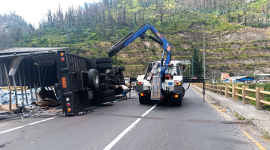El camión quedó varado en la avenida Simón Bolívar generando caos vehicular.