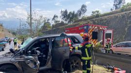 Los Bomberos de Quito tuvieron que liberar a una persona atrapada en un vehículo en la Ruta Viva, este domingo 21 de diciembre.