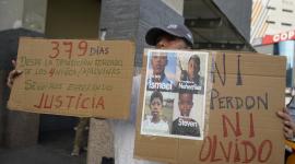 Un plantón con amigos y familiares de "Los 4 niños de las Malvinas" se realiza en la Unidad judicial Alban Borja, en el norte de Guayaquil.