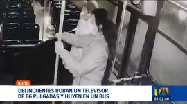 Sospechosos ingresaron a una vivienda ubicada en el sector La Bretaña, en el sur de Quito, y robaron un televisor de 86 pulgadas. Los hombres huyeron a pie y posteriormente abordaron un bus.

Un reportaje de Gustavo Jaramillo