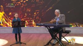 Adriana Isabel Maldonado nos cautiva con su talento. Su abuelo Nelson, en el piano, acompaña un emotivo espectáculo musical.