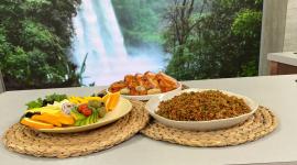 Lomo de cerdo relleno con salsa y arroz navideño