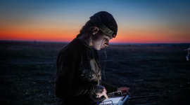 Mujeres soldados luchan en busca de la igualdad de género en el campo de batalla.
