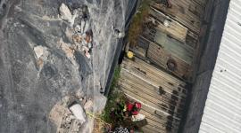 Bomberos atendieron a víctima y extrajeron un auto que cayó en una casa de Quito