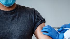 Las autoridades hacen un llamado a la población a vacunarse para prevenir la propagación del virus.