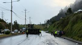 Un camión se volcó en mitad de la vía en la av. Las Palmeras, cerca al redondel de Zámbiza.