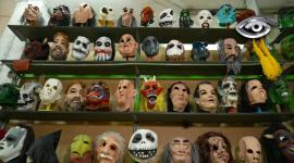 Cada diciembre, las caretas vuelven a ocupar calles y vitrinas, hechas en cartón, látex o fibra de vidrio. Los materiales y personajes evolucionan con la época, guiados por artesanos que dan forma a historias y recuerdos.