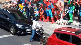 Dos hombres robaban a compradores de monigotes en la calle 6 de marzo, en Guayaquil.