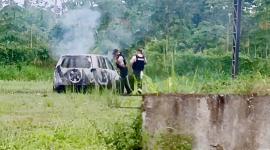 Alarma en Camilo Ponce Enríquez por hallazgo de un vehículo incinerado con restos humanos en su interior.
