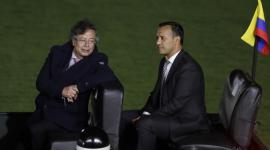 El presidente de Colombia, Gustavo Petro (i), habla junto al ministro de Defensa de Colombia, el general retirado Pedro Sánchez, durante una ceremonia de ascensos militares este lunes, en Bogotá (Colombia). El Gobierno colombiano anunció un aumento sin precedentes del 23,7 % del salario mínimo, que fue fijado para 2026 en dos millones de pesos (unos 535 dólares) incluido el subsidio de transporte, informó Petro. EFE/Carlos Ortega