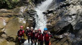 Un grupo de turistas disfrutan de deportes extremos en Baños, Tungurahua.