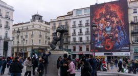 El cartel promocional de Stranger Things en la Puerta del Sol, convertido en protagonista visual de las campanadas de Nochevieja.