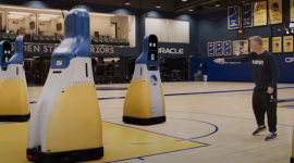 Robots con inteligencia artificial junto al entrenador de los Golden State Warriors, Steve Kerr
