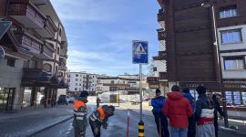 Imagen de la calle de la estación suiza de esquí de Crans Montana, en el cantón de Valais, donde se registró un incendio.
