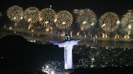 El monumento del Cristo Redentor y fuegos artificiales sobre la playa de Copacabana, en Río de Janeiro