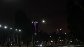 Vista de las calles de Caracas sin luz este sábado tras haberse registrado varias detonaciones y explosiones en la madrugada.
