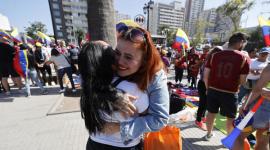 Venezolanos celebran en Chile la detención de Nicolás Maduro en Venezuela.